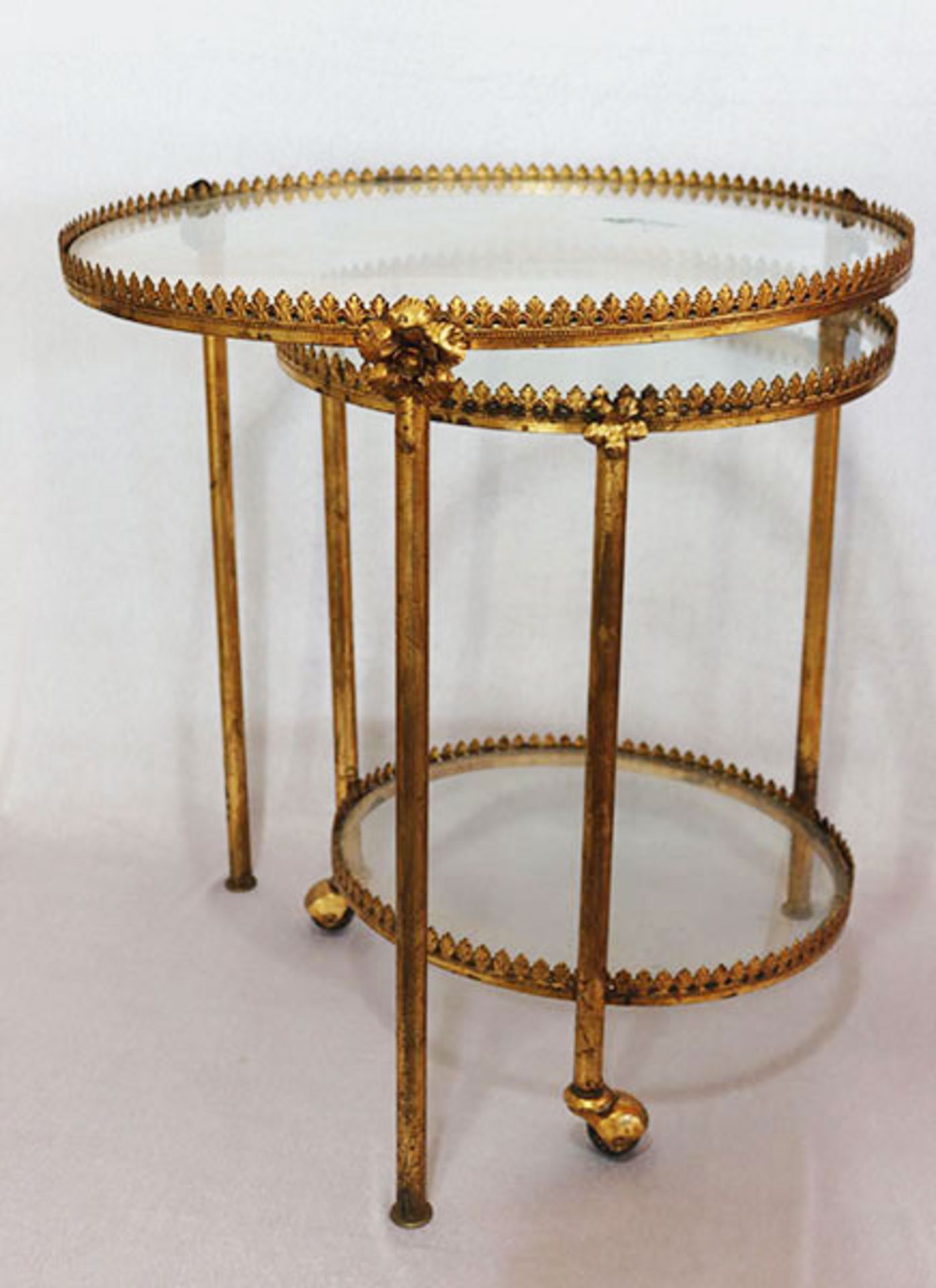 Tisch-Set, 2-ineinander passende Messing Tische mit Glasplatten, H 63 cm, D bis 59 cm,