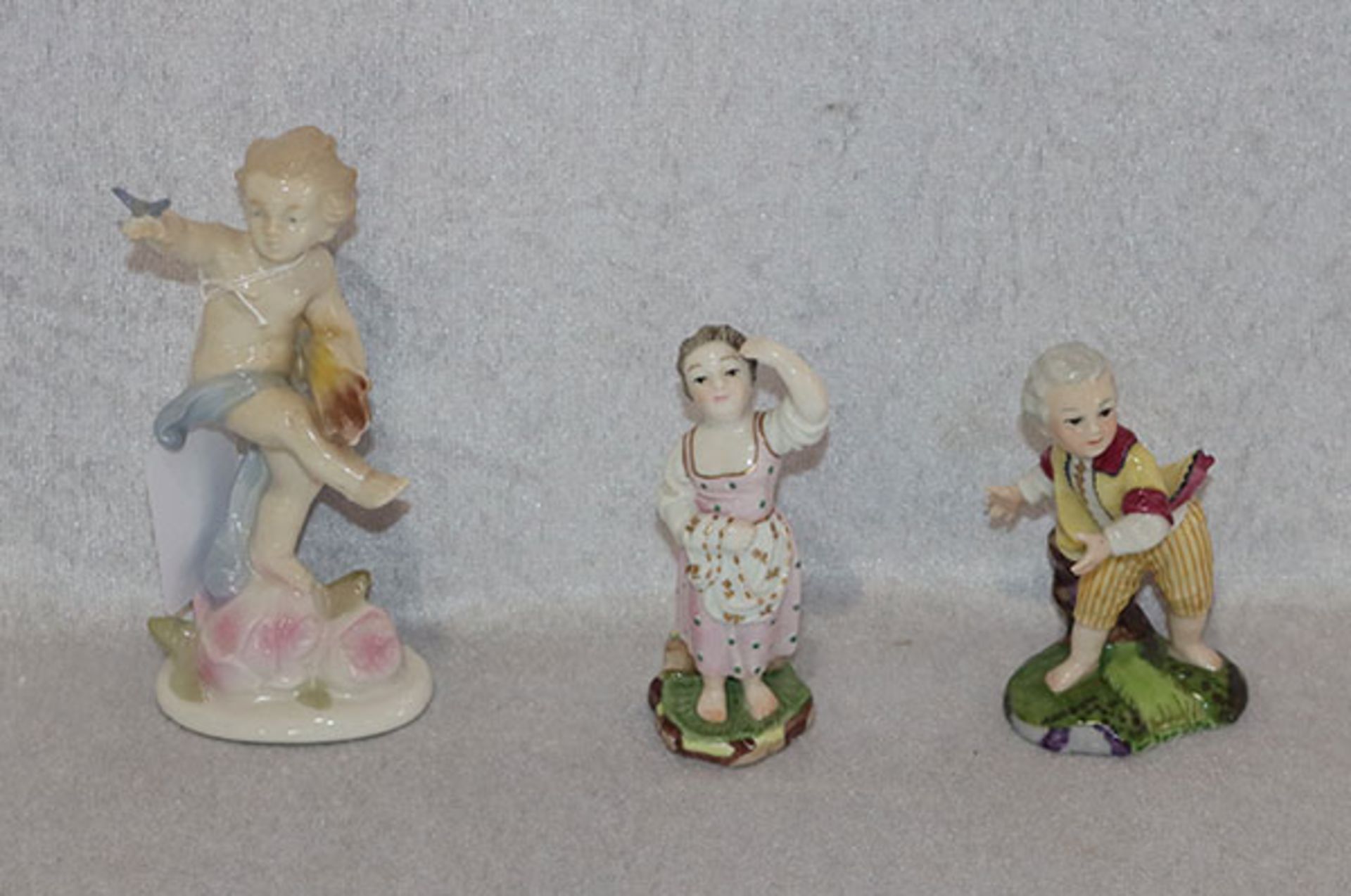 2 Hoechst Porzellanfiguren, Mädchen und Junge, Junge ist der Kopf abgebrochen, H 9,5 cm, und