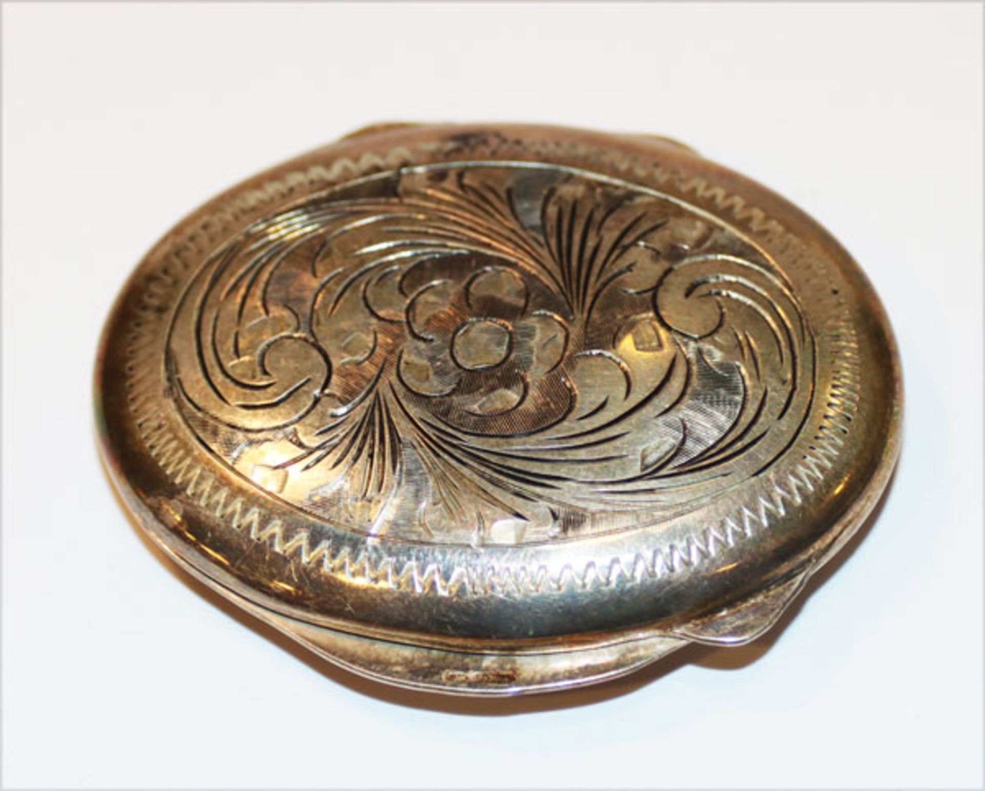 Ovales Silberdöschen mit graviertem Dekor, 14,7 gr., 3,5 cm x 4,5 cm
