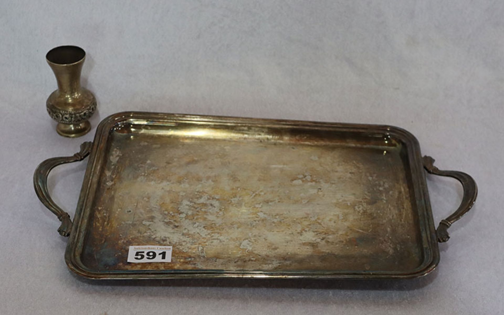 Henkeltablett, 800 Silber, 41 cm x 24,5 cm, verbeult, und Vase, Sterlingsilber, H 8,5 cm,