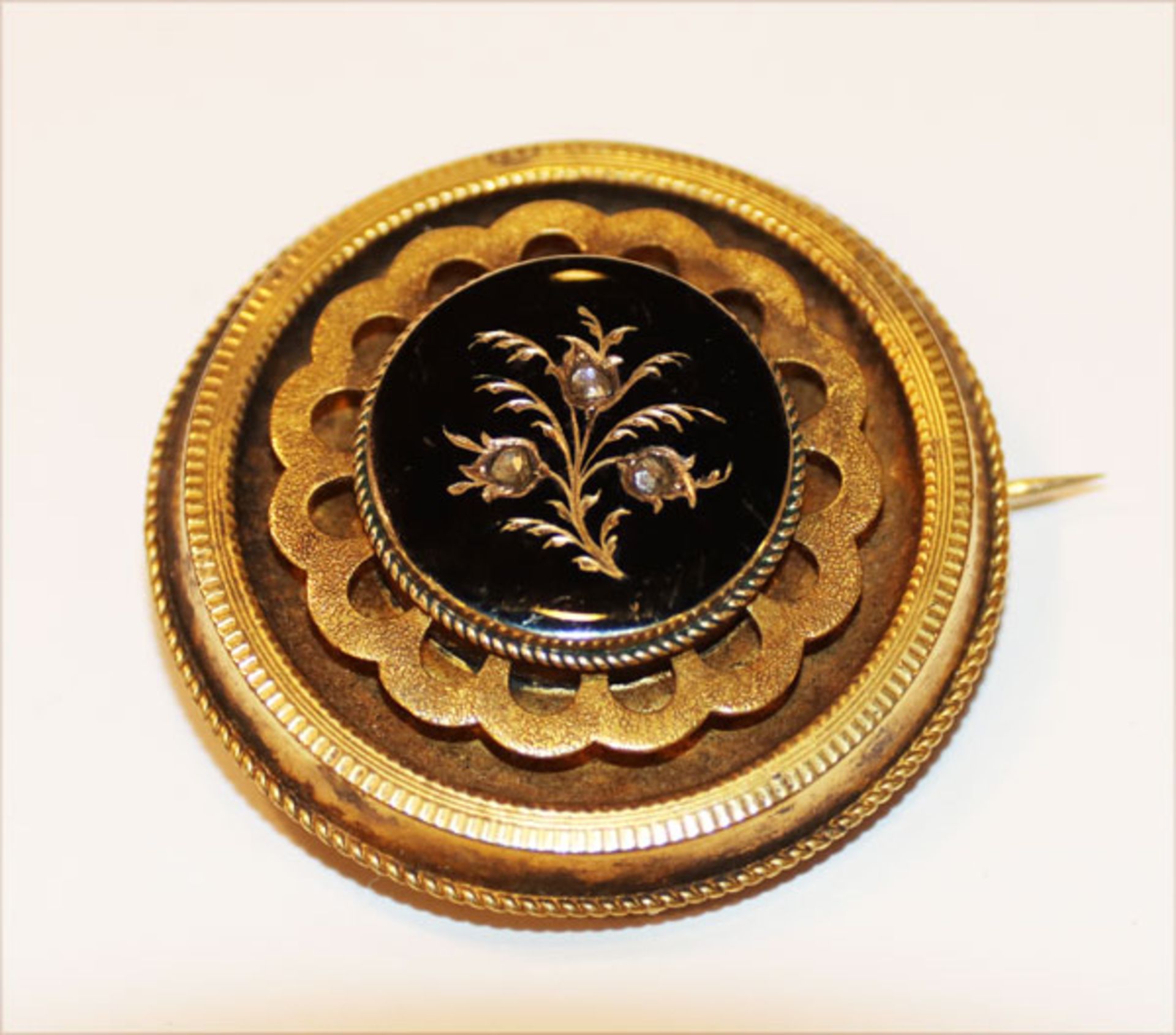 18 k Gelbgold geprüfte Brosche mit schwarzem Emaildekor und 3 Diamanten, 19. Jahrhundert, 8,2 gr., D