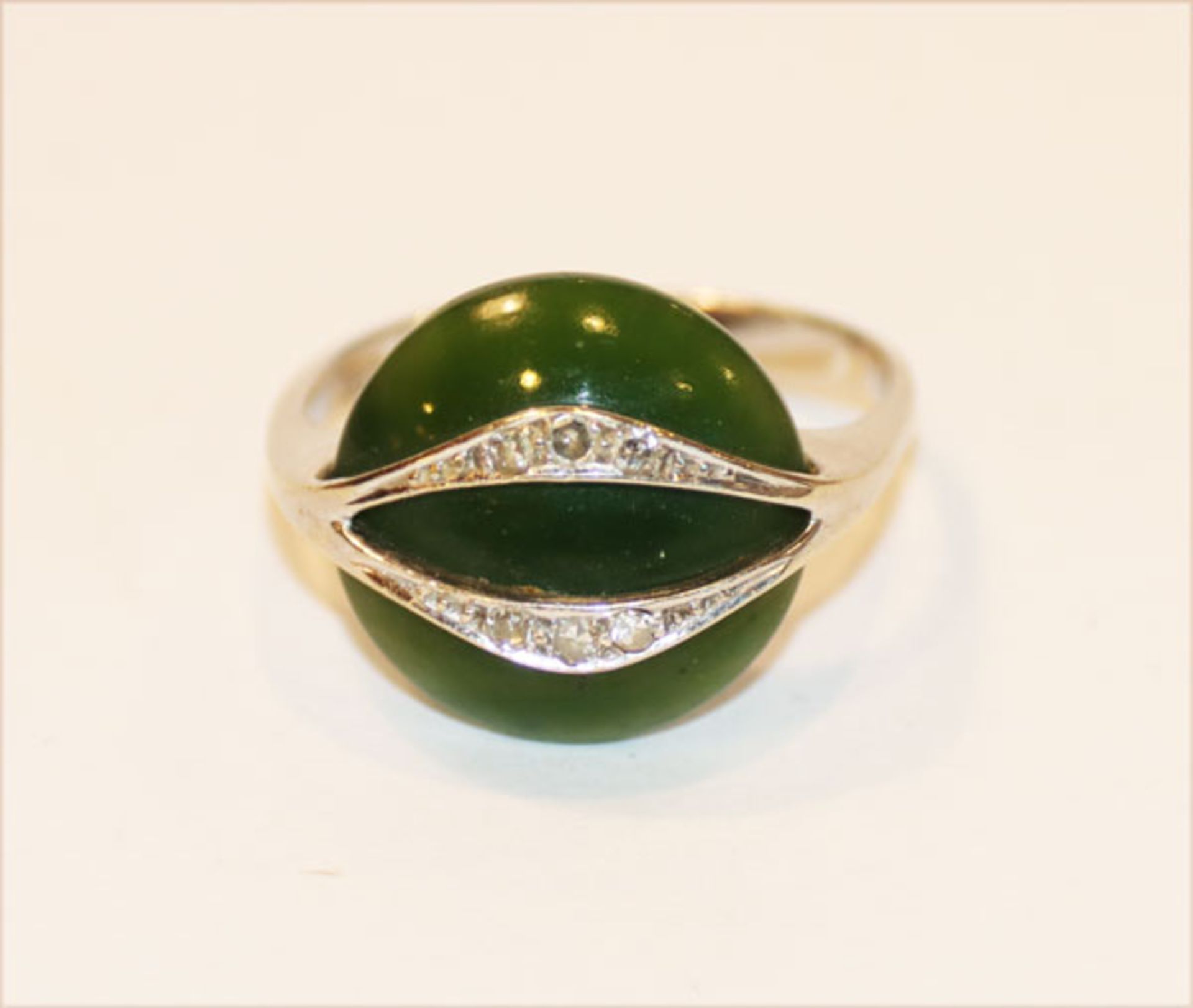 14 k Weißgold Ring mit Jade und Diamanten, 5,36 gr., Gr. 55, passend zu Lot 63
