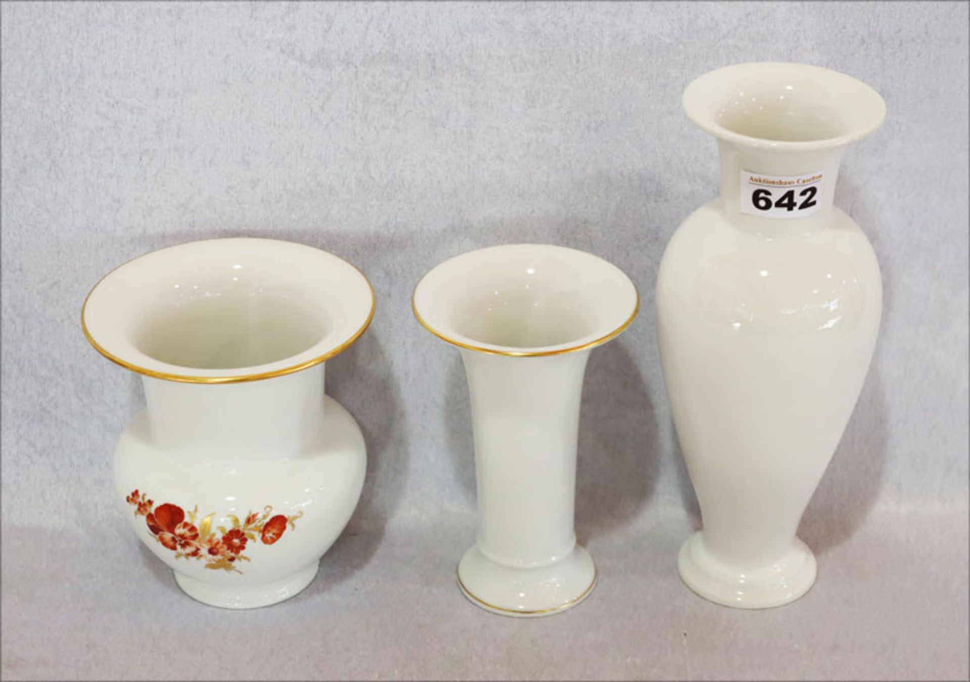 Porzellan Schälchen in sechseckiger Form mit feiner Watteau- und Blumenmalerei, Golddekor, gemarkt