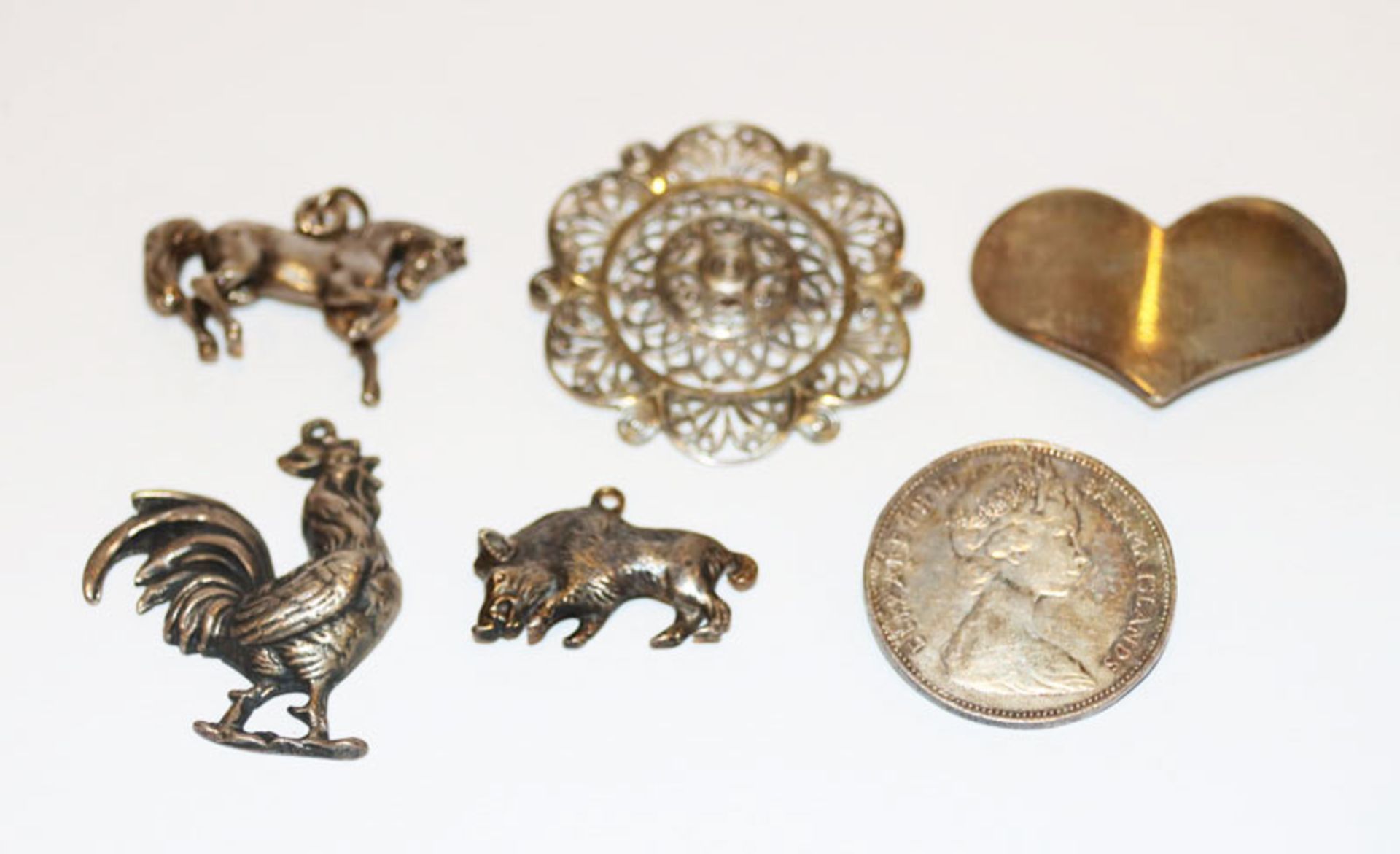 Silber-Konvolut: 3 Tier-Anhänger, Pferd, Wildschrein und Hahn, Münz-Brosche, ein Dollar, filigrane