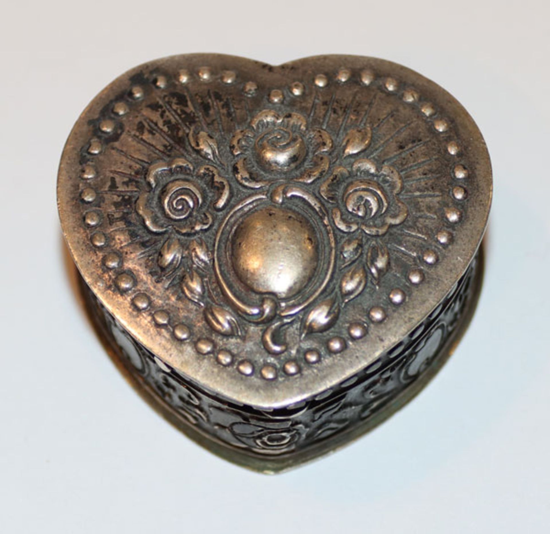 Silber Herz-Dose, aufklappbar mit Blumendekor, 23 gr., 3,5 cm x 4 cm, T 1,5 cm