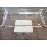 Acryl Schreibtisch mit Glasplatte, H 88 cm, 110 cm, T 50 cm, mit passendem Hocker und weißem