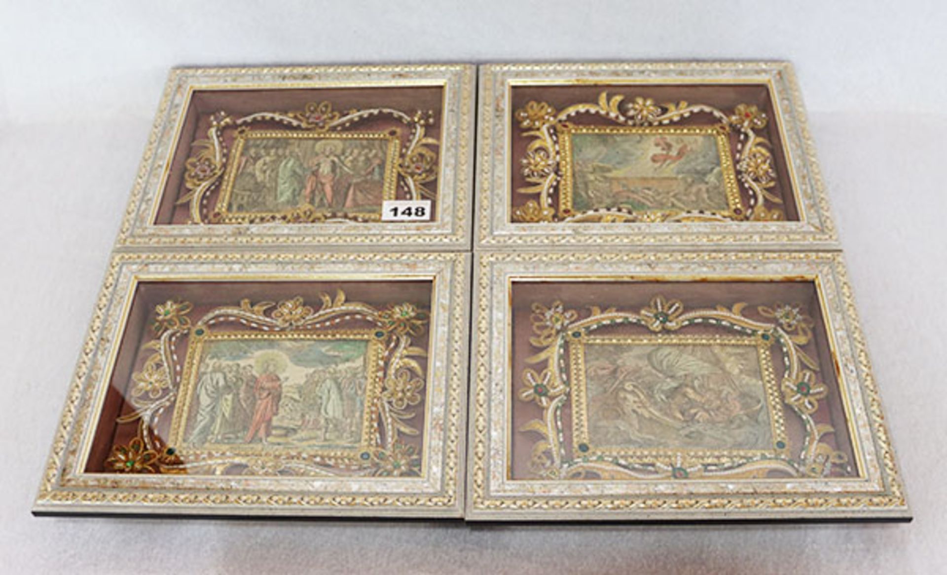 4 Klosterarbeiten mit religiösen Bildern, fein verziert, unter Glas gerahmt, incl. Rahmen 22 cm x 28