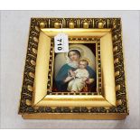 Ovales Porzellanbild 'Maria mit Kind', in eckigem Holzrahmen, Rahmen bestossen, incl. Rahmen 26 cm x