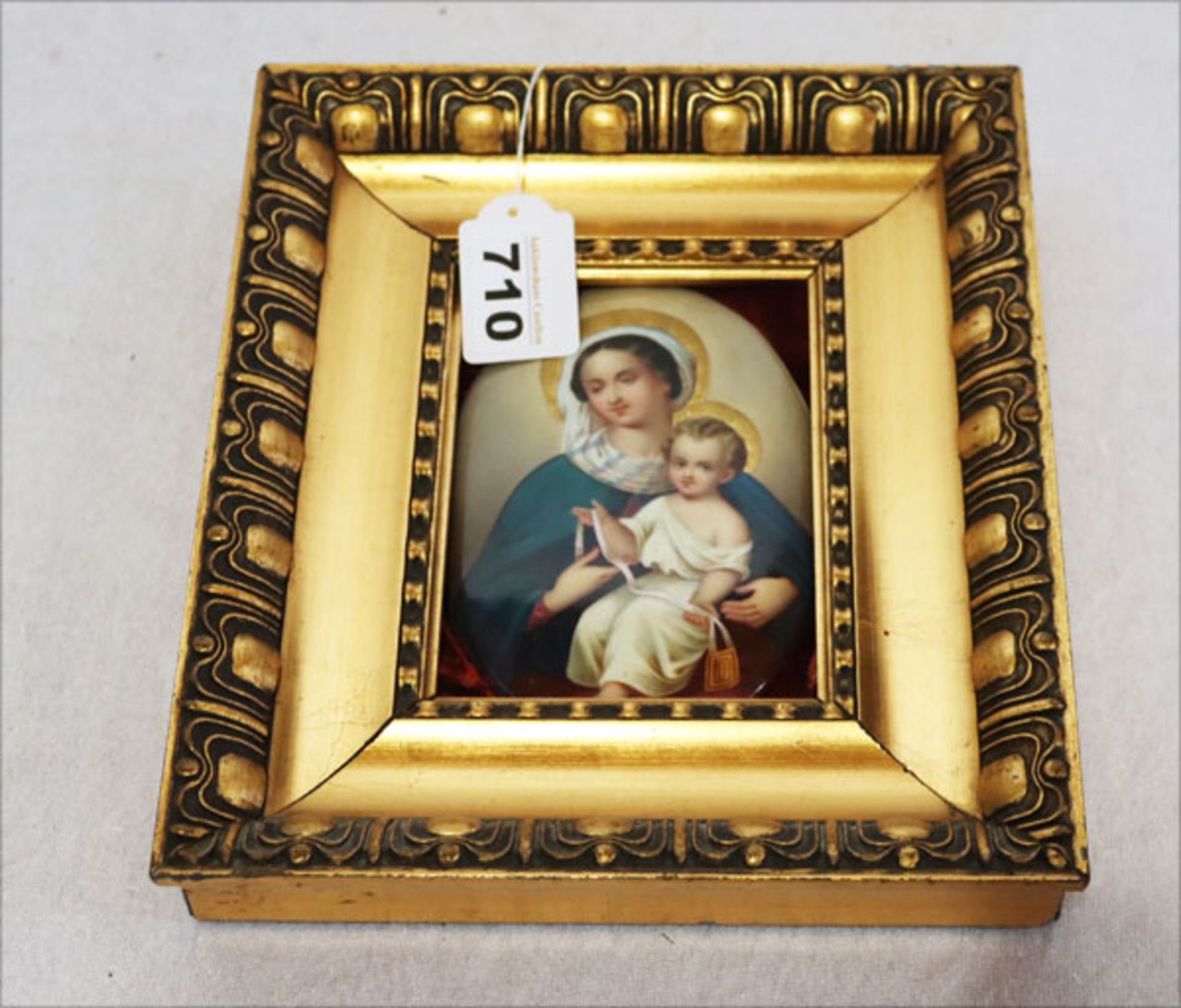 Ovales Porzellanbild 'Maria mit Kind', in eckigem Holzrahmen, Rahmen bestossen, incl. Rahmen 26 cm x