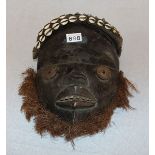 Afrikanische Holzmaske mit Kaurimuscheln, H 40 cm, B 28 cm, teils beschädigt, Alters- und
