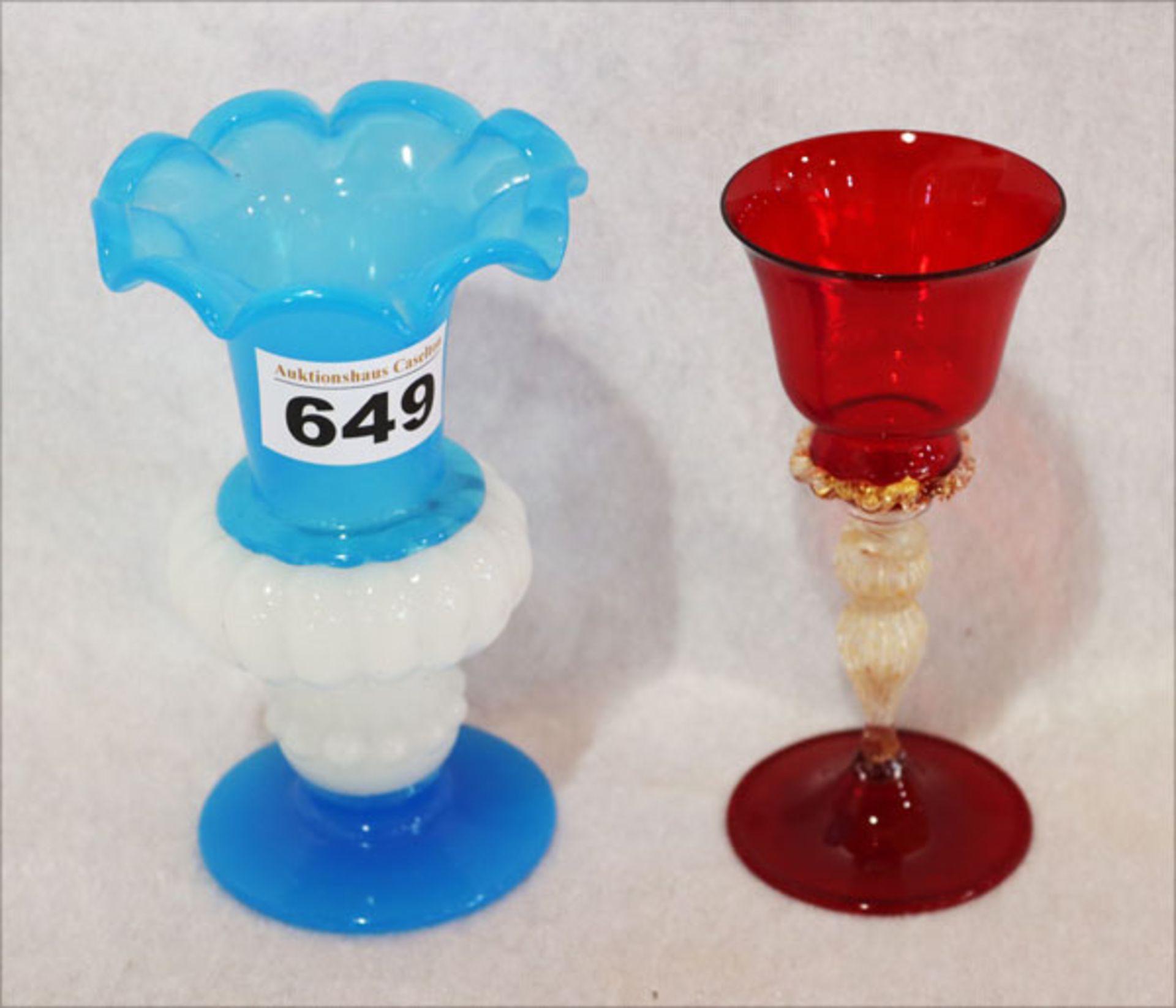 Rotes Muranoglas mit klarem Stiel und Goldfluß, H 12,5 cm und Glasvase, hellblau/weiß, H 13 cm