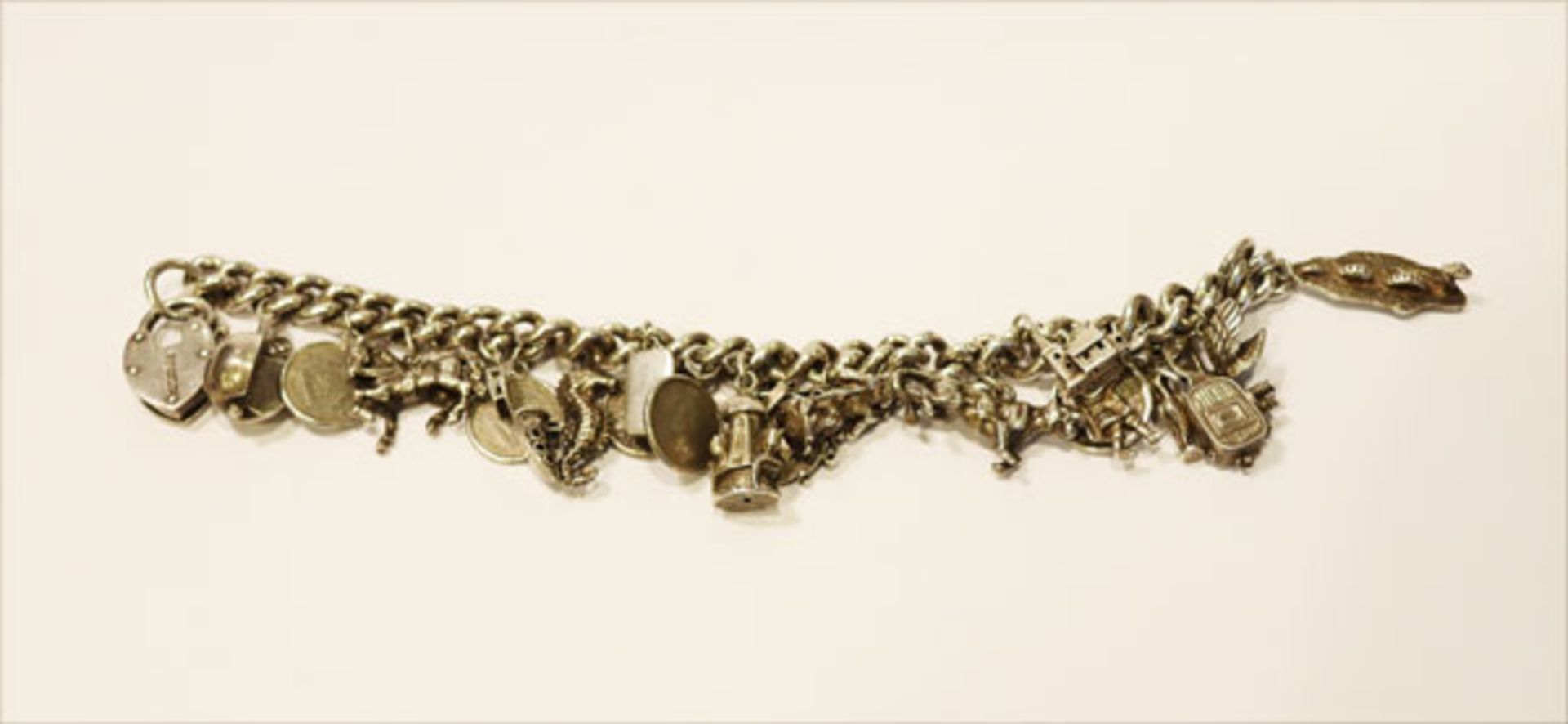 Silber Armband mit 21 diversen Anhängern, Seepferdchen, Pferd, Schwan, Windmühle, Kirche u. a. mit