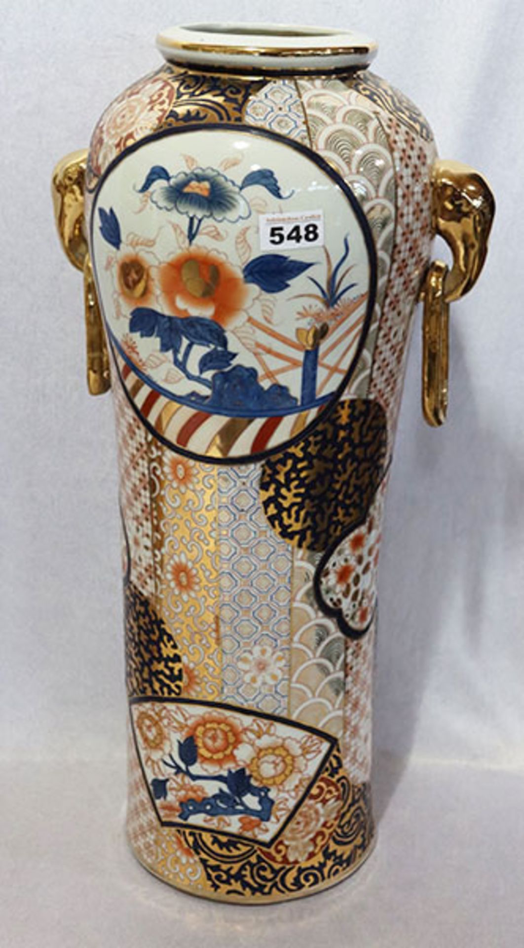 China Vase mit buntem Dekor und goldenen Handhaben, H 61 cm