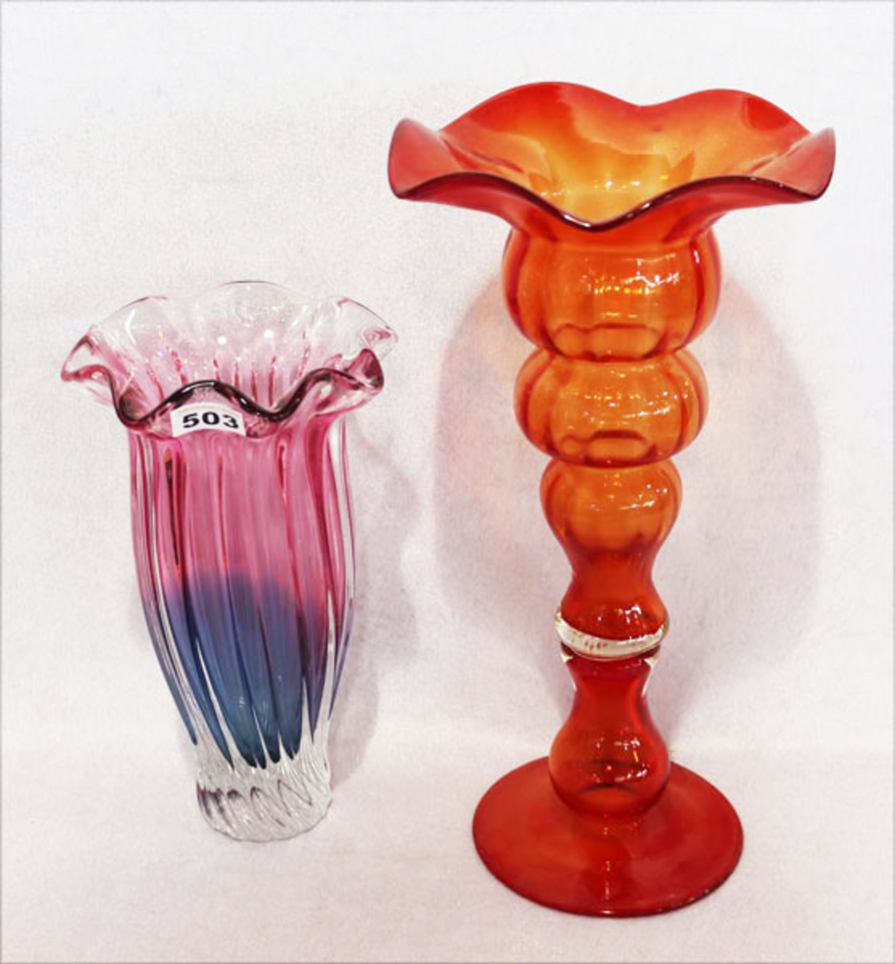 Ausgefallene orange/rote Glasvase, H 42 cm, und lila/blaue Glasvase, H 30 cm, Gebrauchsspuren