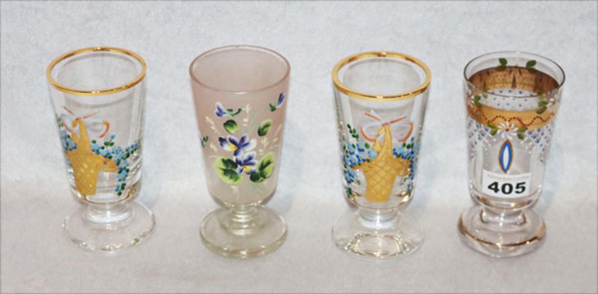 Konvolut von 4 Glas Fußbechern mit Blumenmalerei, H 14,5 cm, Gebrauchsspuren