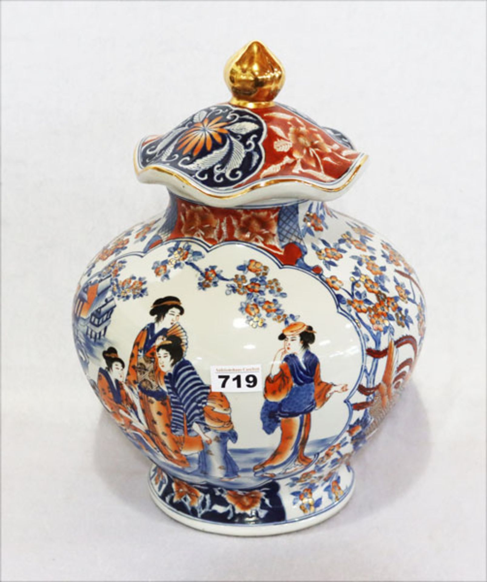 Asiatische Deckelvase in bauchiger Form mit geschwungenem Deckel, blau/rot/goldenes Dekor, H 42