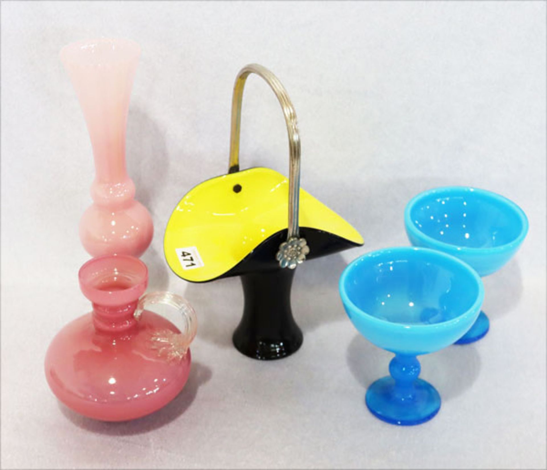 Farbiges Glas-Konvolut: schwarz/gelber Henkelkorb, H 30 cm, Paar hellblaue Fußschalen, H 13,5 cm,