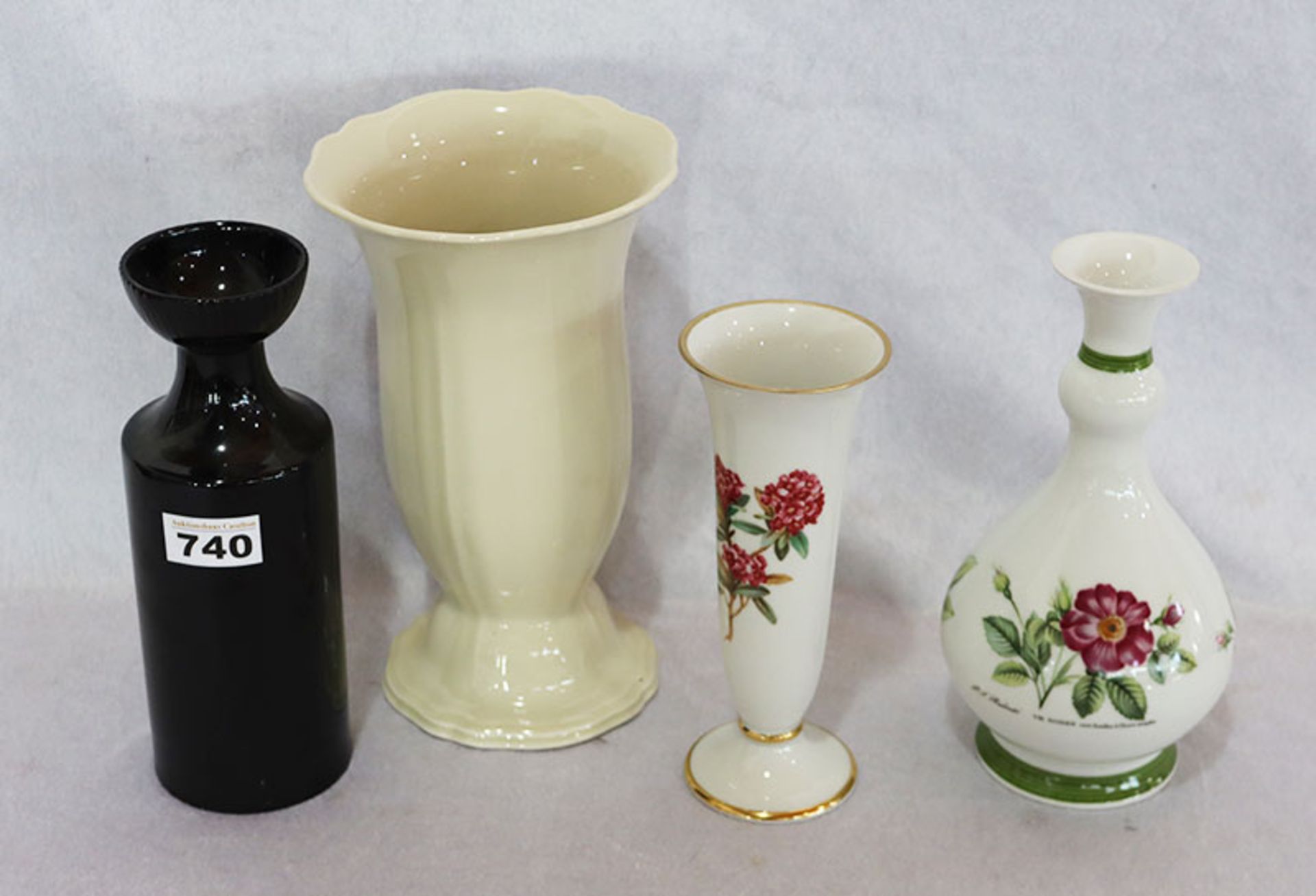 Vasen-Konvolut: 2 Rosenthal Vasen, elfenbeinfarben, H 25 cm, schwarz, H 23 cm, und 2
