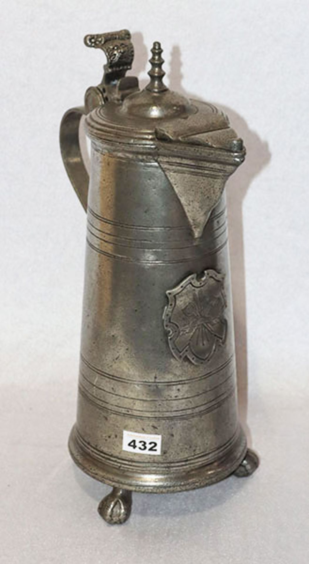 Große Zinn-Henkelkanne mit Deckel auf 3 Kugelfüßen, H 46,5 cm, ca. 4,4 kg, Gebrauchsspuren