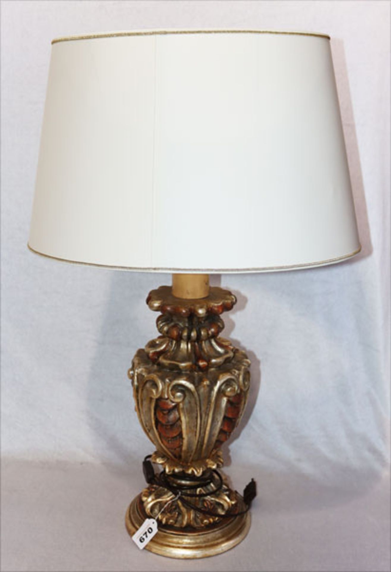 Tischlampe, dekdorativer Lampenfuß mit beigen Schirm, teils bestossen, H 79 cm, Gebrauchsspuren