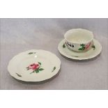 Meissen Teetasse mit Untertasse und kleiner Teller, alles mit Rosenmalerei, 2. Wahl,