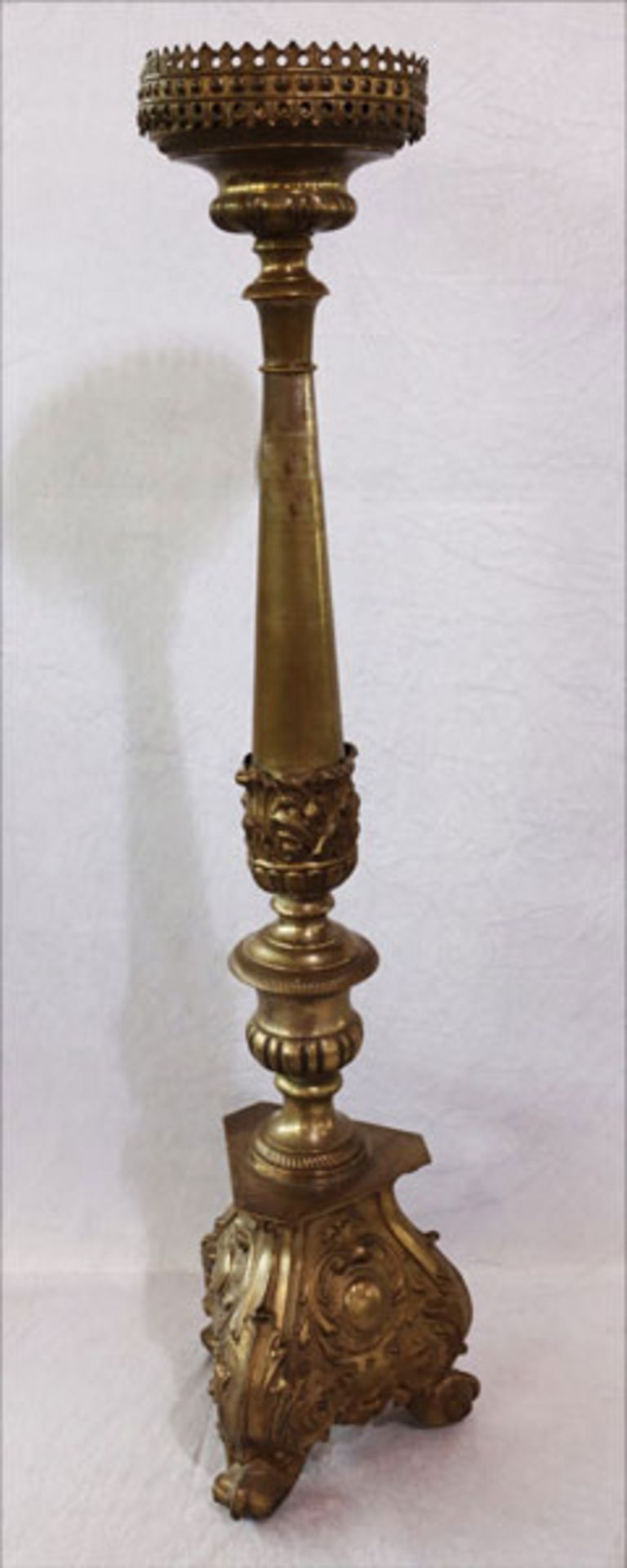 Metall Kerzenleuchter mit reliefierten Verzierungen, H 102 cm, Alter- und Gebrauchsspuren, berieben