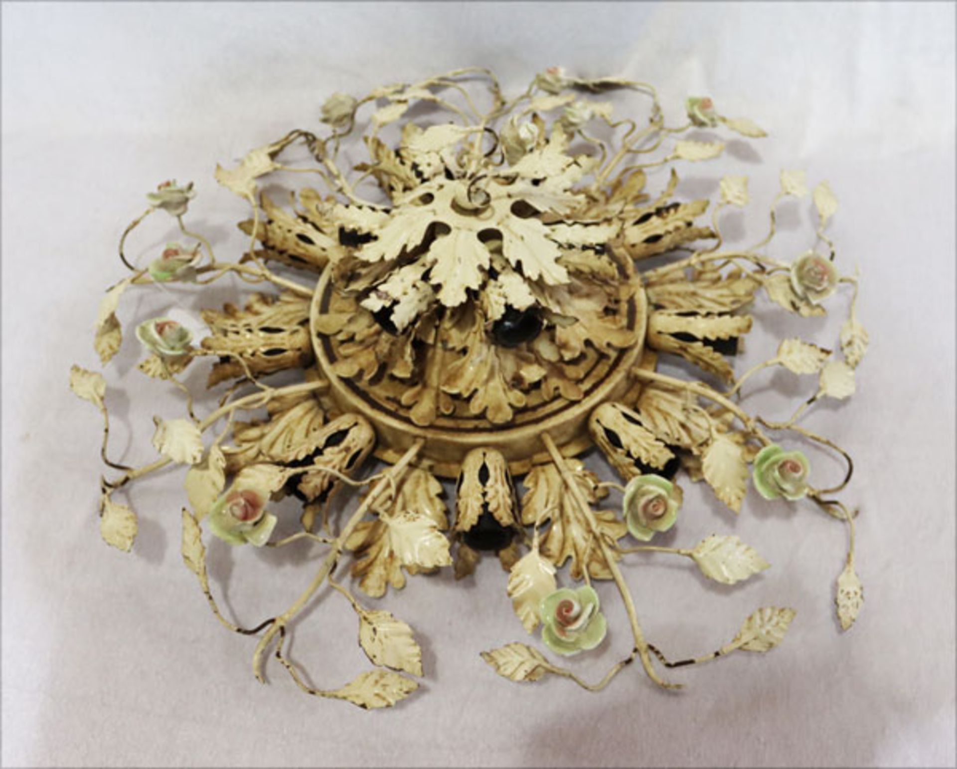 Metall Deckenlampe in floralem Dekor, beige bemalt, D 60 cm, Funktion nicht geprüft,