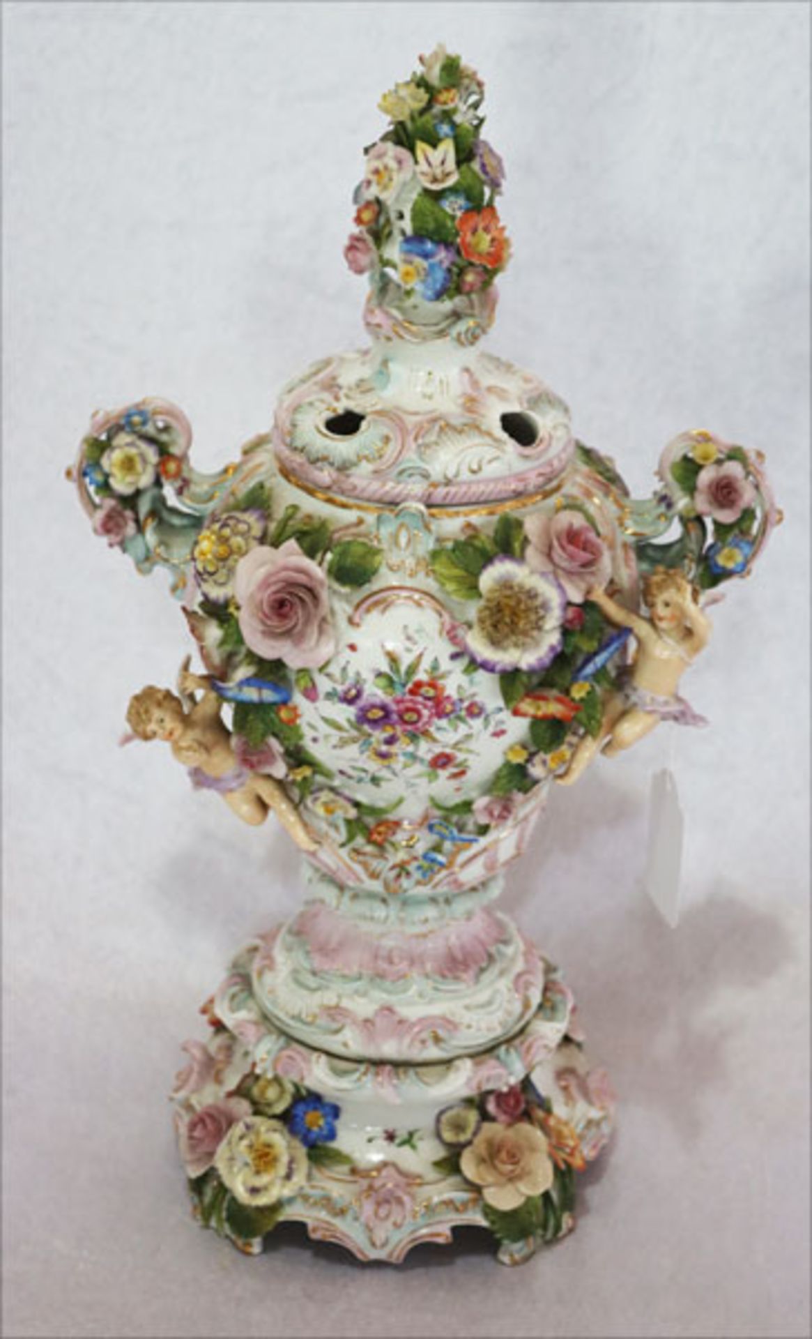 Dekorative Porzellan Potpourri Deckelvase mit plastischem Blüten- und Engel Dekor, Blumenmalerei,