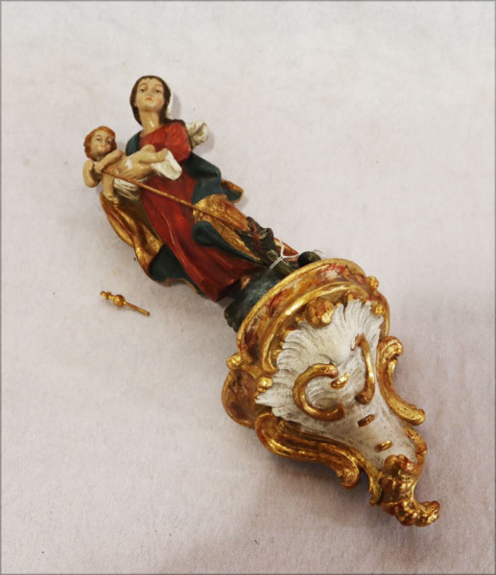 Holzfigur 'Maria Immaculata', farbig gefaßt, auf Wandsockel befestigt, H 39 cm, teils geklebt und