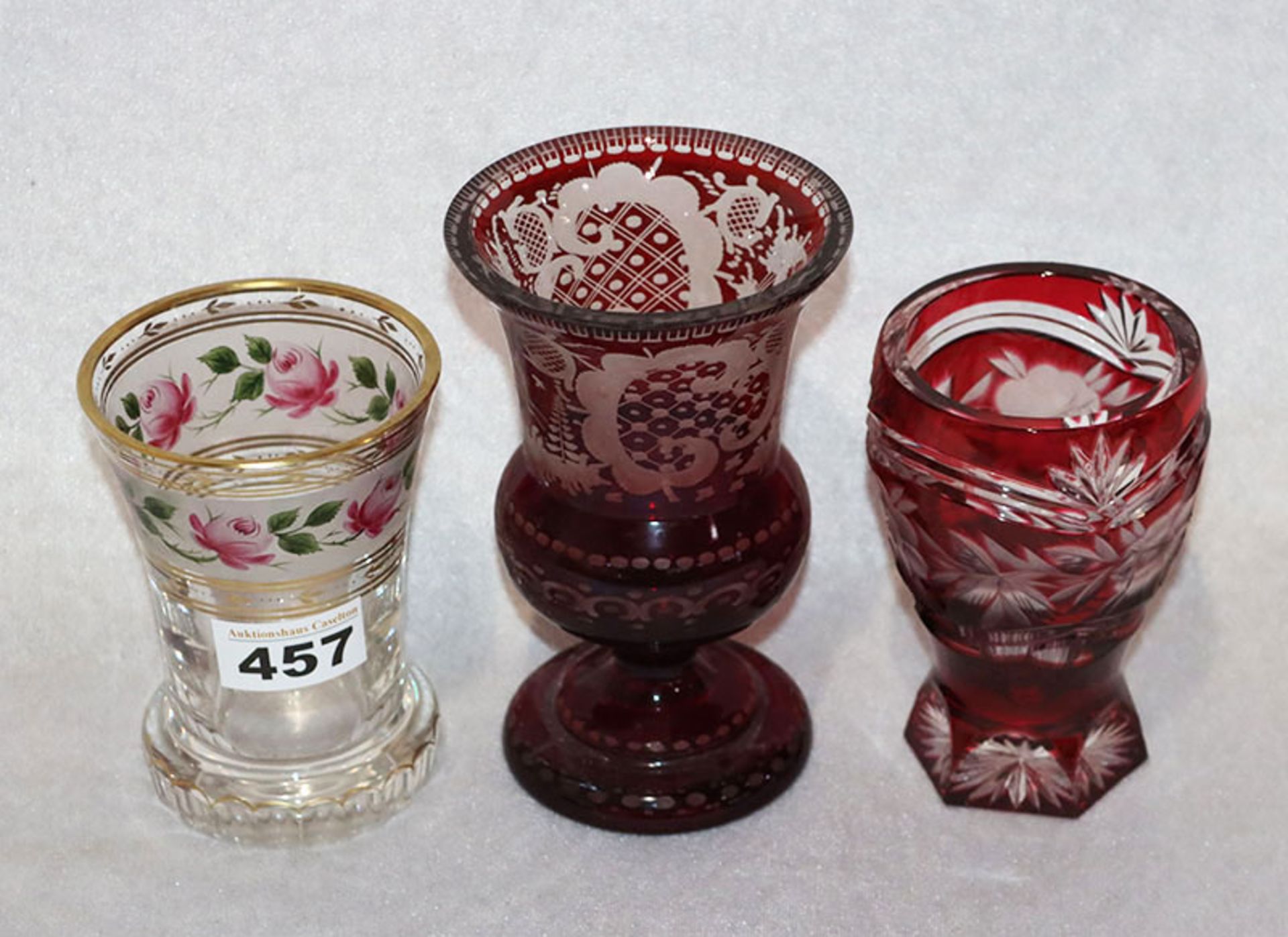 Konvolut von 3 Glas-Fußbecher, einer mit Rosendekor und Goldrand, H 12 cm, berieben, und 2 rote