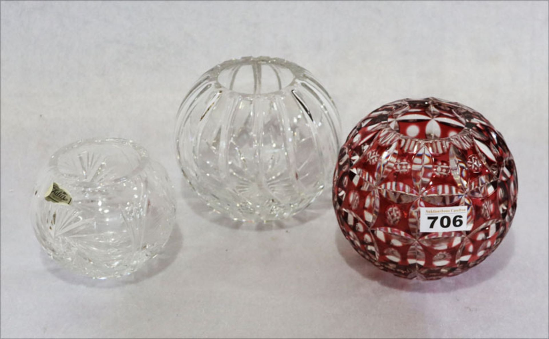 Konvolut von 3 Glas-Kugelvasen, eine mit rotem Dekor, teils mit Schliffdekor, H 11/14,5 cm,