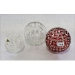 Konvolut von 3 Glas-Kugelvasen, eine mit rotem Dekor, teils mit Schliffdekor, H 11/14,5 cm,