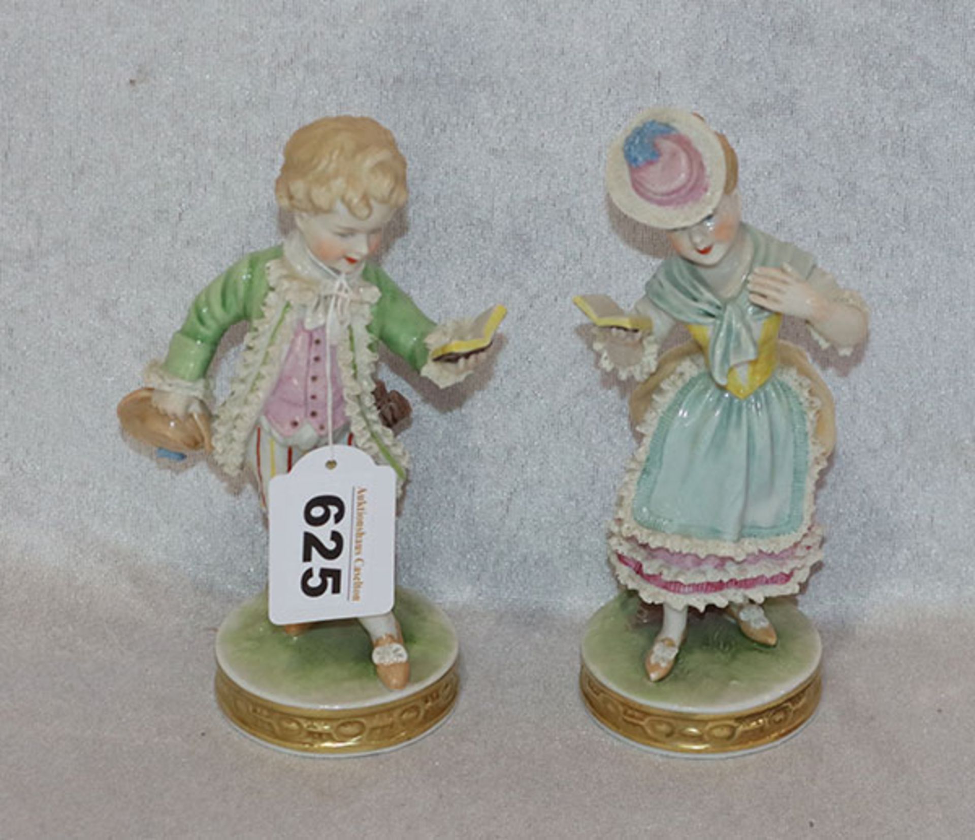 Paar Unterweissbach Porzellanfiguren ' Paar mit Buch', farbig glasiert, teils mit Spitze verziert, H