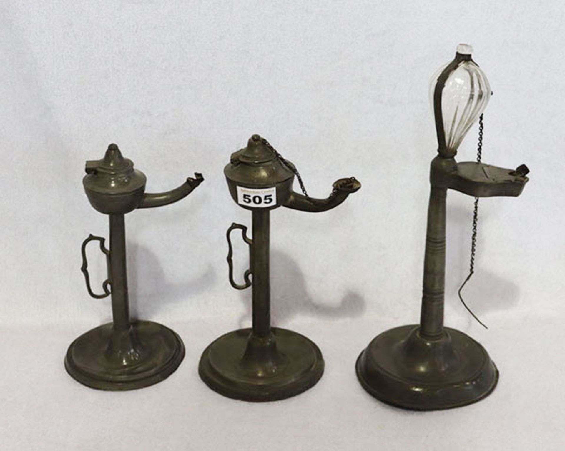 3 Zinn-Öllampen, teils verbeult, H 27/36 cm, Alters- und Gebrauchsspuren, teils beschädigt