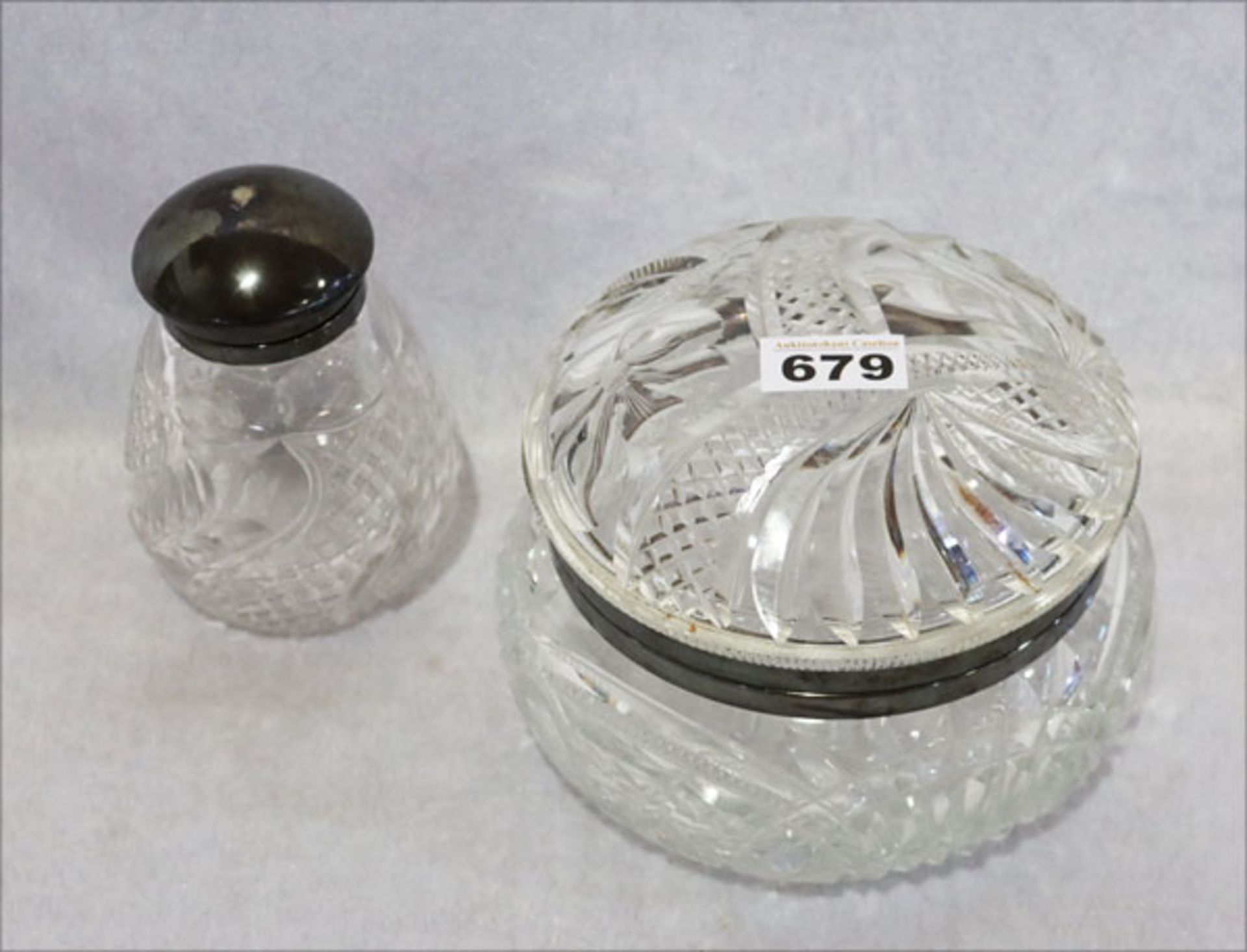 Runde Glas Deckeldose mit Schliffdekor und Metallmontierung, H 13 cm, D 19 cm, und Glasdose mit