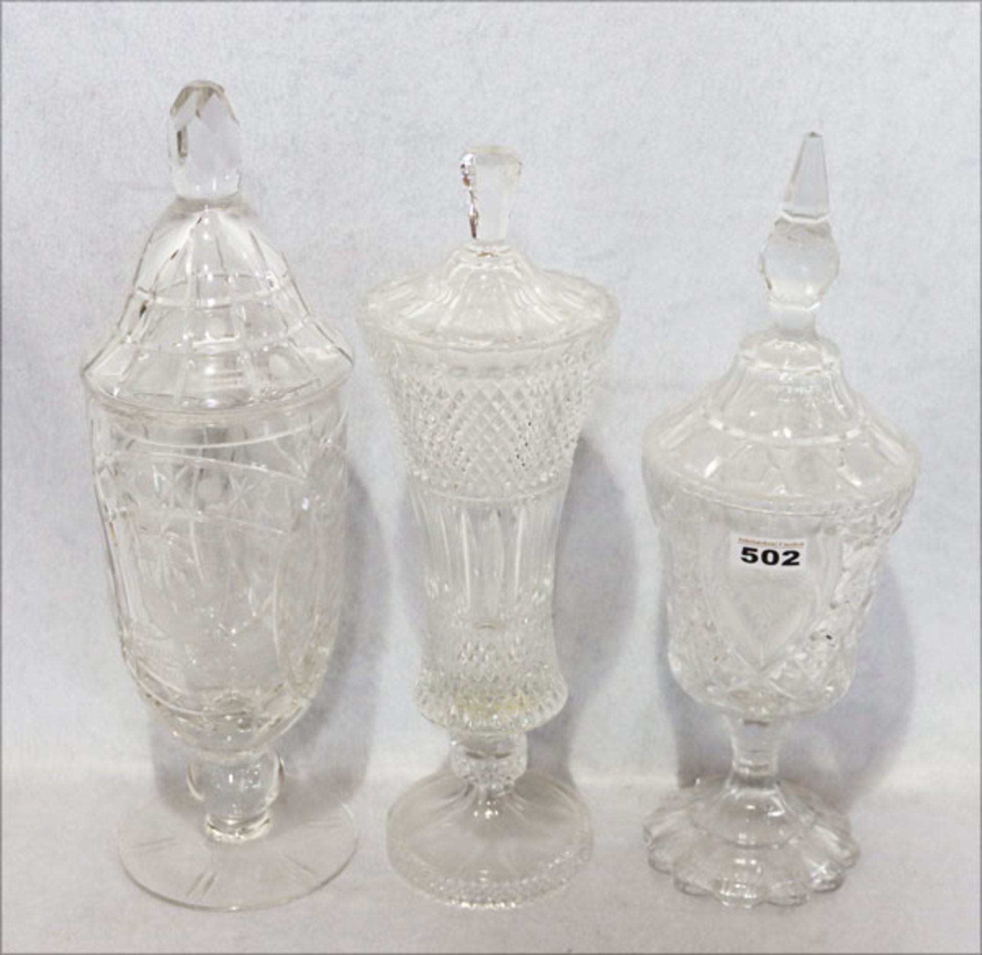 Konvolut von 3 Glas Pokalen, einer mit Mittenwalder Wappen und Widmung graviert, ein Pokal mit