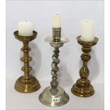 2 Messing Kerzenleuchter, H 32/33 cm, und Zinn Kerzenleuchter in gedrehter Form, H 34 cm,
