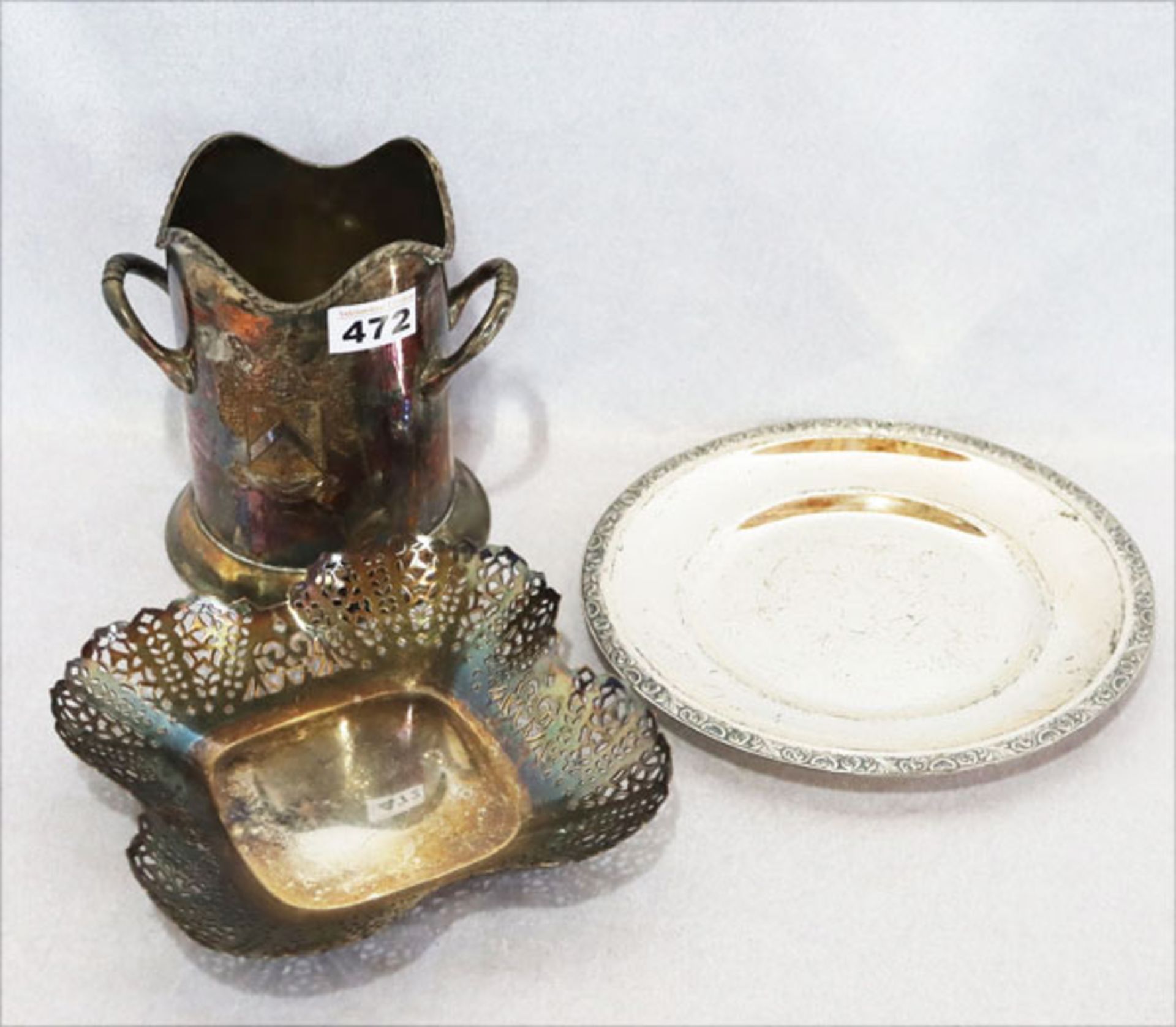 Metall-Konvolut: Weinkühler mit graviertem Wappendekor, H 17 cm, Schale mit Durchbruchrand, 21 cm