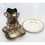 Metall-Konvolut: Weinkühler mit graviertem Wappendekor, H 17 cm, Schale mit Durchbruchrand, 21 cm
