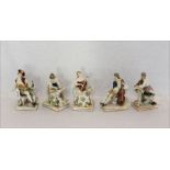 5 Porzellan Figuren aus der 'Kleinen Serie Musik Soli' Ludwigsburg, 5 Musiker auf rechteckigem