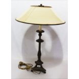 Tischlampe mit Metalllampenfuß und beigen Schirm, H 77 cm, Funktion nicht geprüft, Gebrauchsspuren