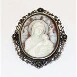 800 Silber Gemmenbrosche, schön geschnitzt 'Maria mit Kind', in feiner Fassung, 8,1 gr., 4 cm x 3,