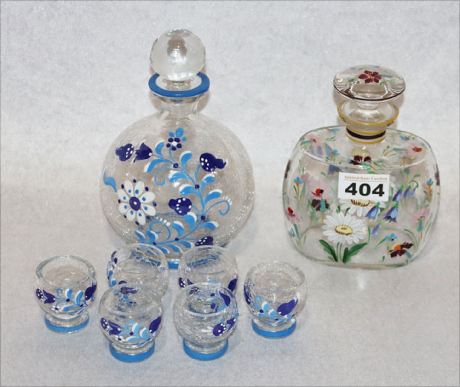 Glas Schnapsflasche mit 6 passenden Gläsern, blaue Blumenbemalung, H 22/5 cm, und Glas