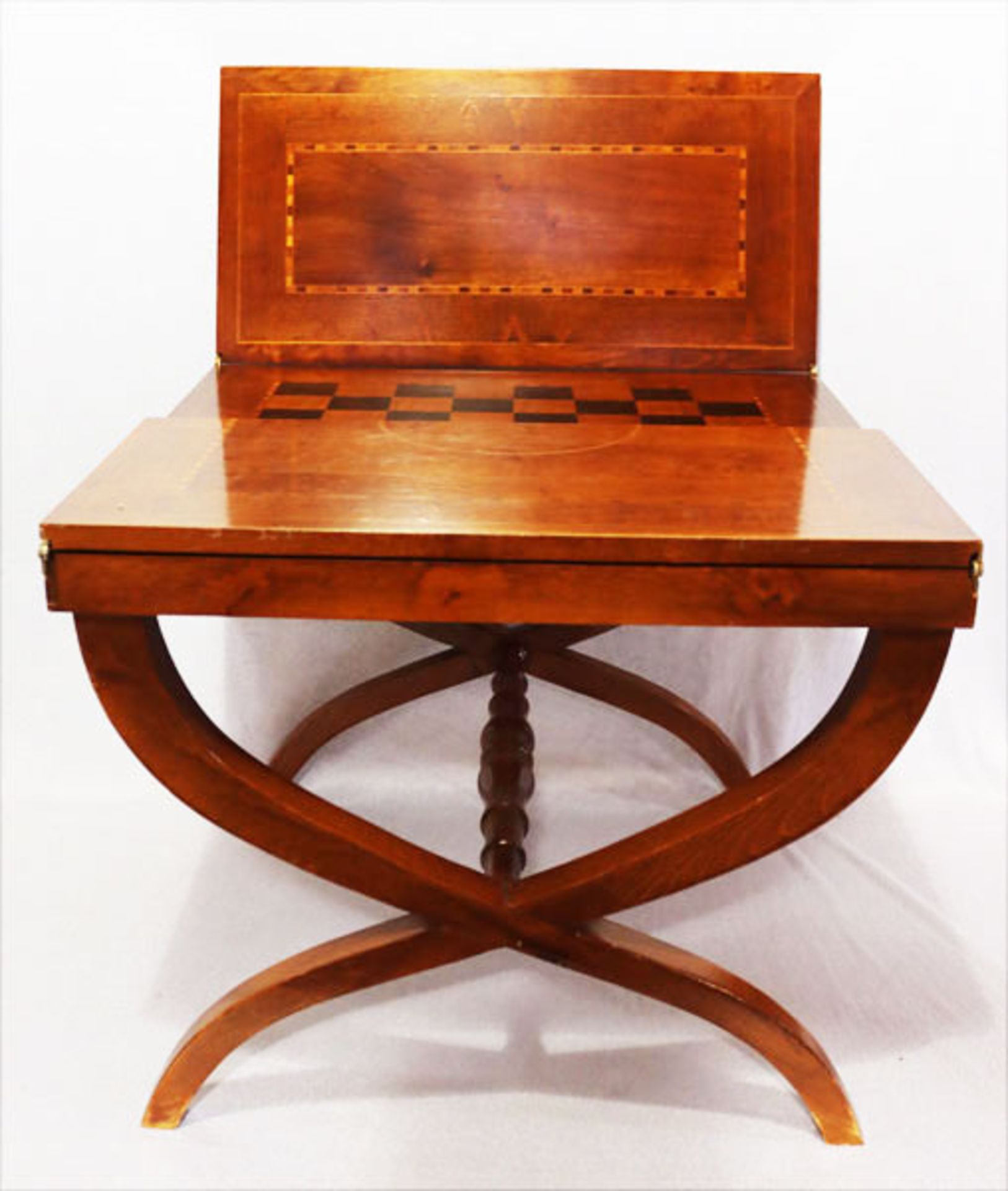 Beistelltisch auf Kreuzbeinen, Tischplatte aufklappbar, innen mit Schachbrettdekor, H 45 cm, B