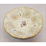 Meissen Prunkschale mit Reliefdekor und Blumen- und Goldmalerei, H 5,5 cm, D 28 cm, leicht berieben