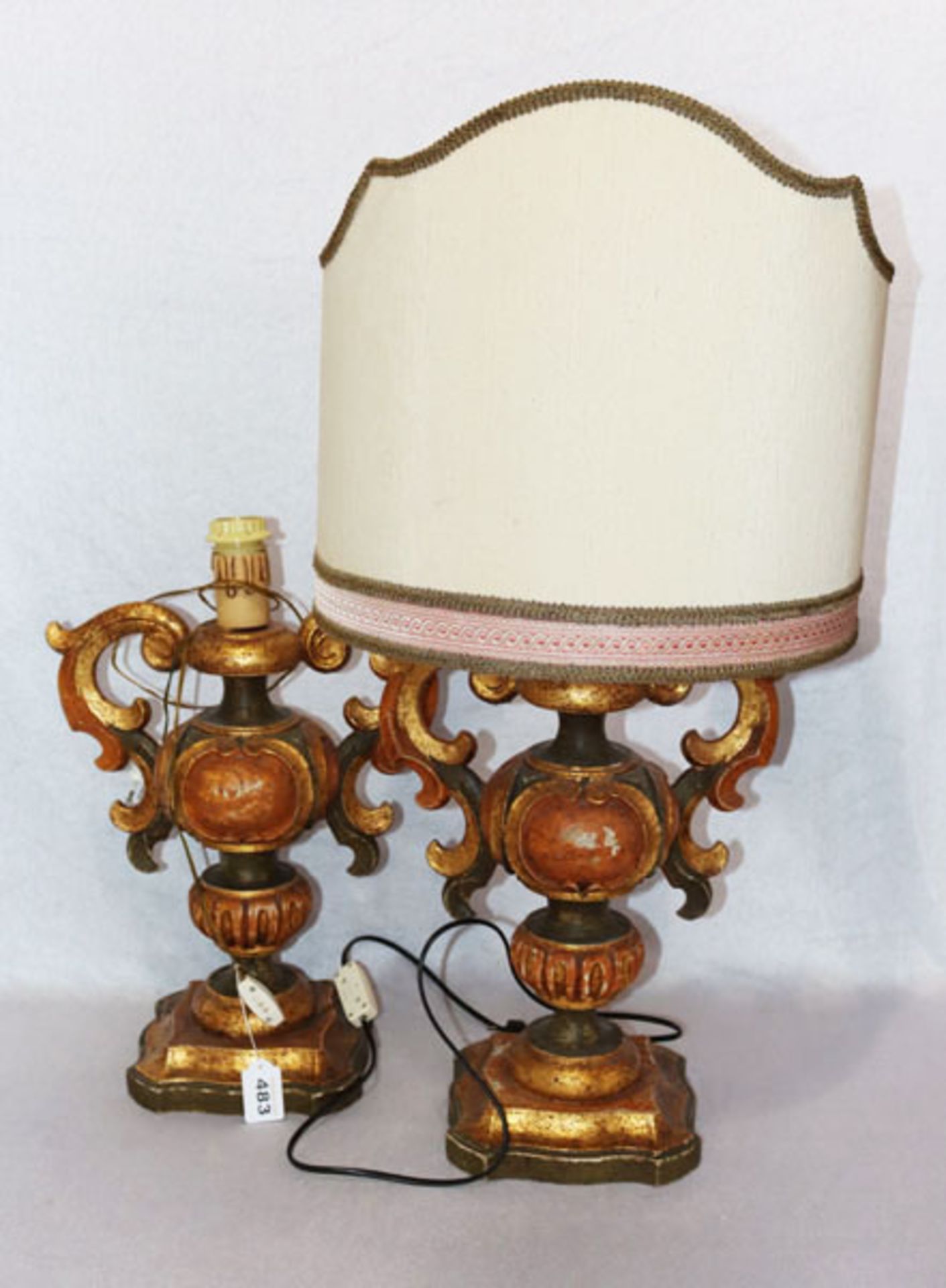 Paar Holz Tischlampen, braun/gold gefaßt, Fassung beschädigt, H 49 cm, mit einem Lampenschirm,