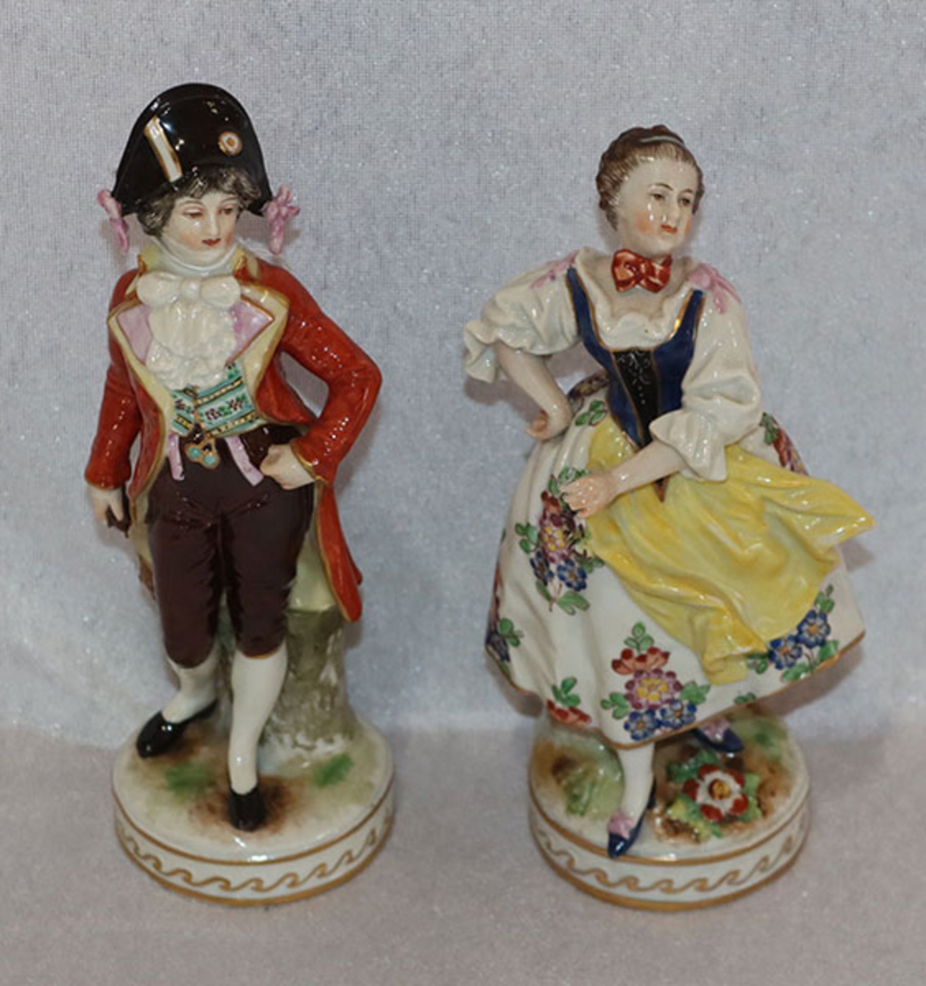 Porzellan Figuren 'Mann und Frau', farbig bemalt, beschädigt, H 18,5 cm
