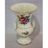 Meissen Vase mit seitlichen Henkel, Blumenmalerei und Goldrand, H 24,5 cm, feiner Haarriß, nach