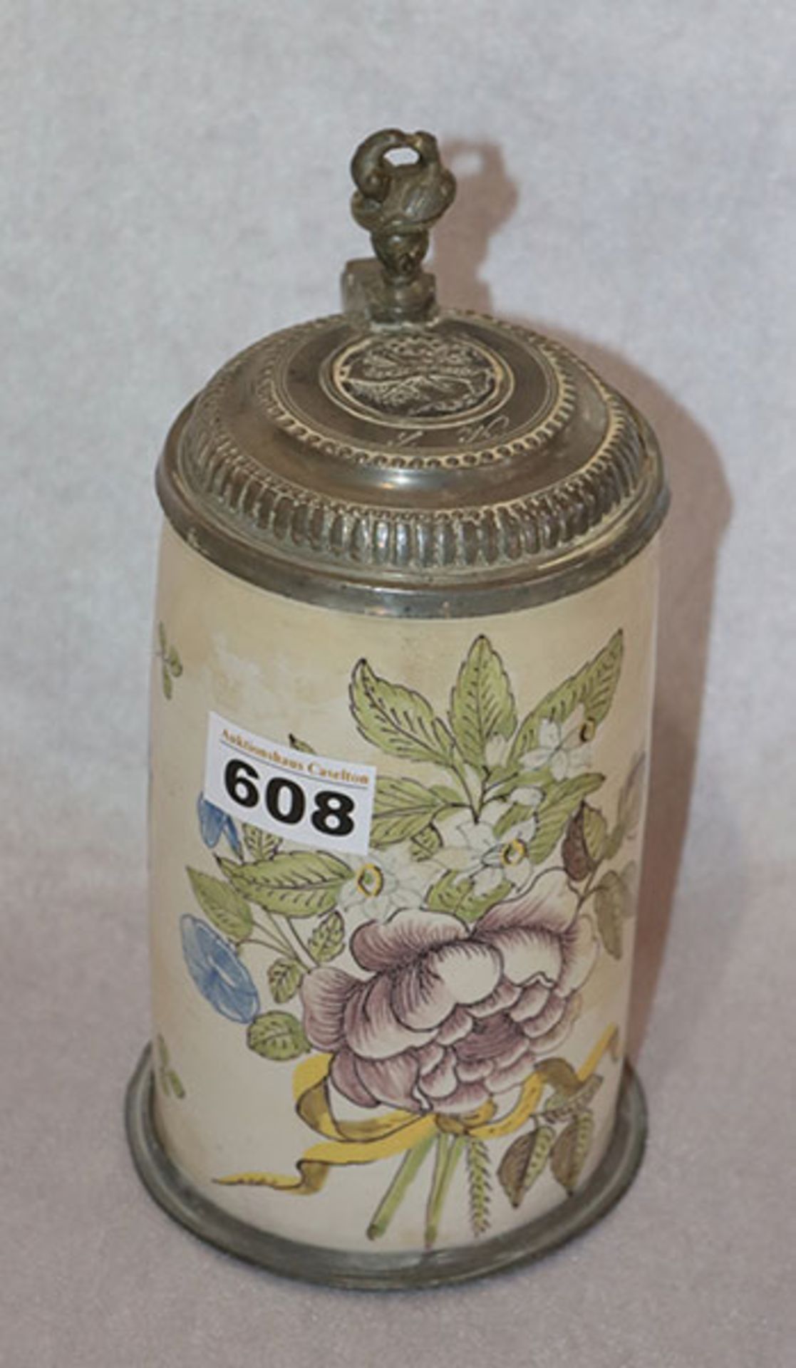 Fayence Bierkrug mit Blumendekor, Zinn-Fußmontierung und Deckel, berieben und bestossen, H 23,5