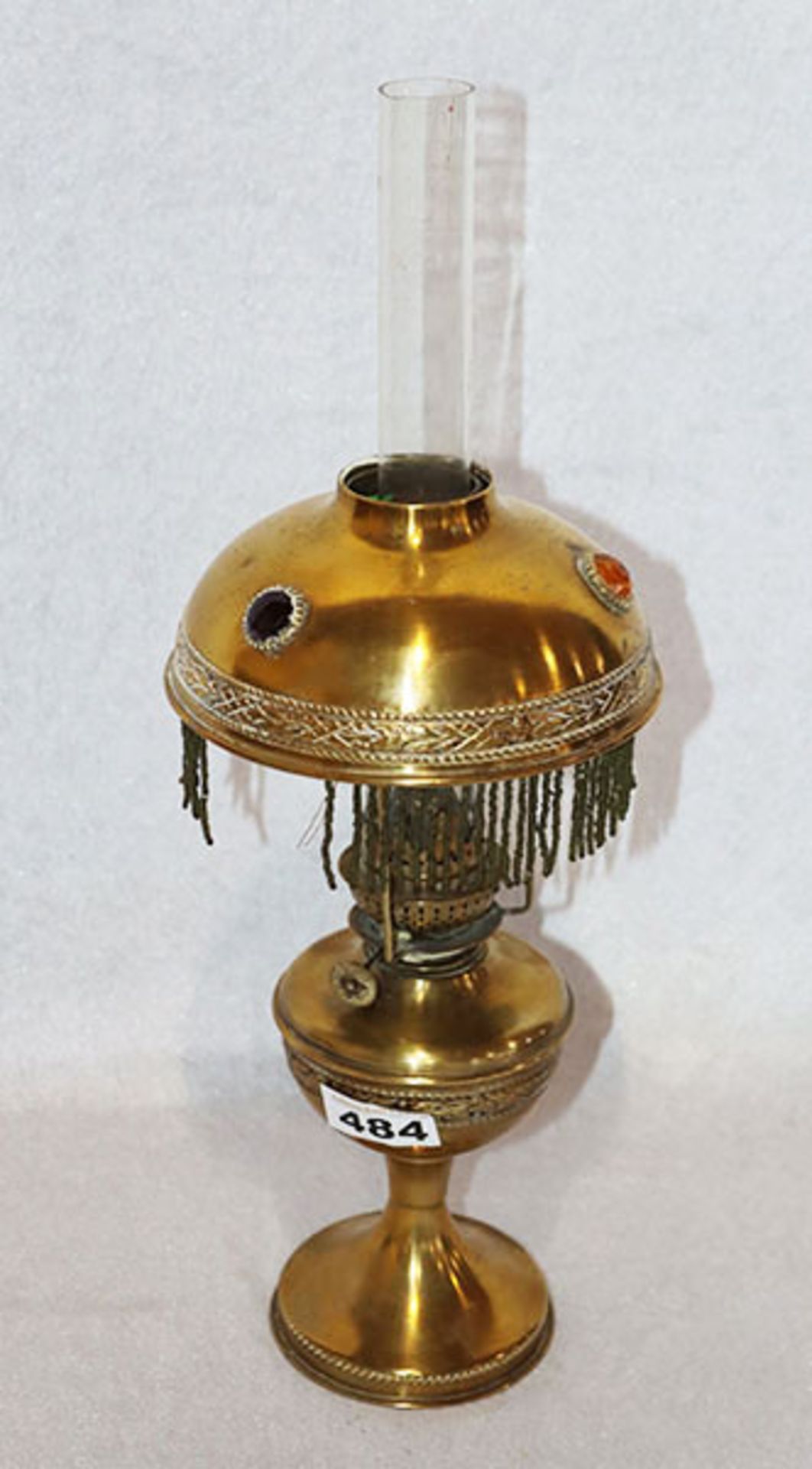 Messing Petroleumlampe mit Glaszylinder, H 42 cm, teils beschädigt, Alters- und Gebrauchsspuren